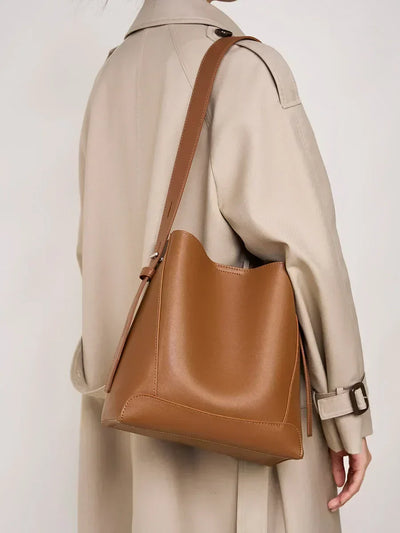 tine™ – Elegant shoulder bag in sand shade with strap-inspired handle