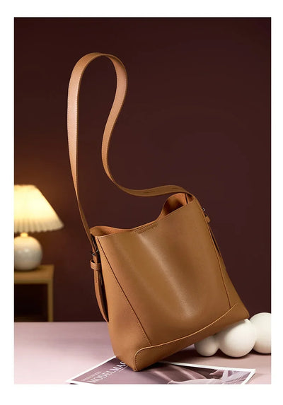 tine™ – Elegant shoulder bag in sand shade with strap-inspired handle