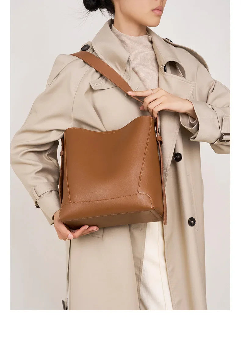 tine™ – Elegant shoulder bag in sand shade with strap-inspired handle