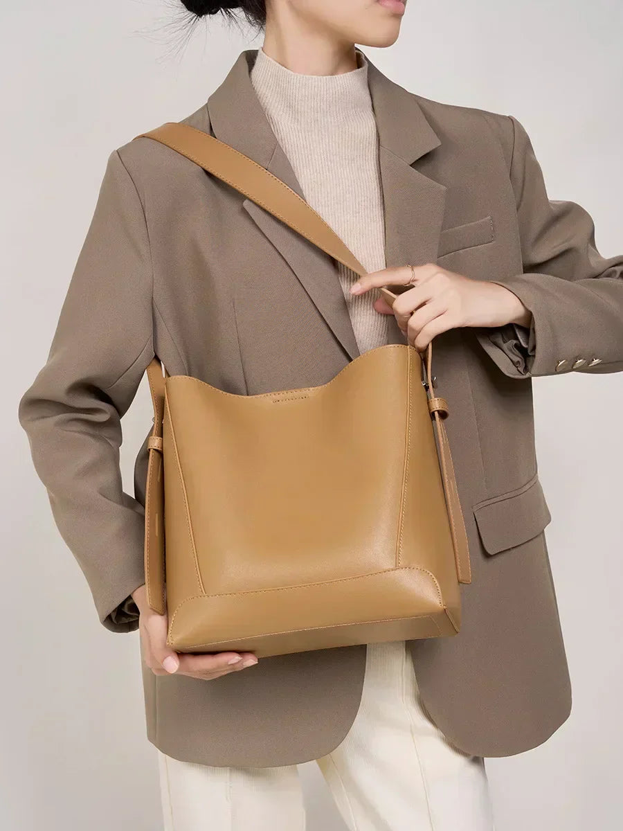tine™ – Elegant shoulder bag in sand shade with strap-inspired handle