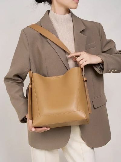 tine™ – Elegant shoulder bag in sand shade with strap-inspired handle