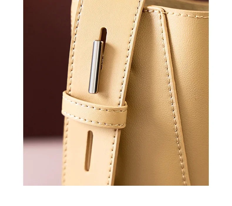 tine™ – Elegant shoulder bag in sand shade with strap-inspired handle