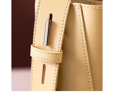 tine™ – Elegant shoulder bag in sand shade with strap-inspired handle