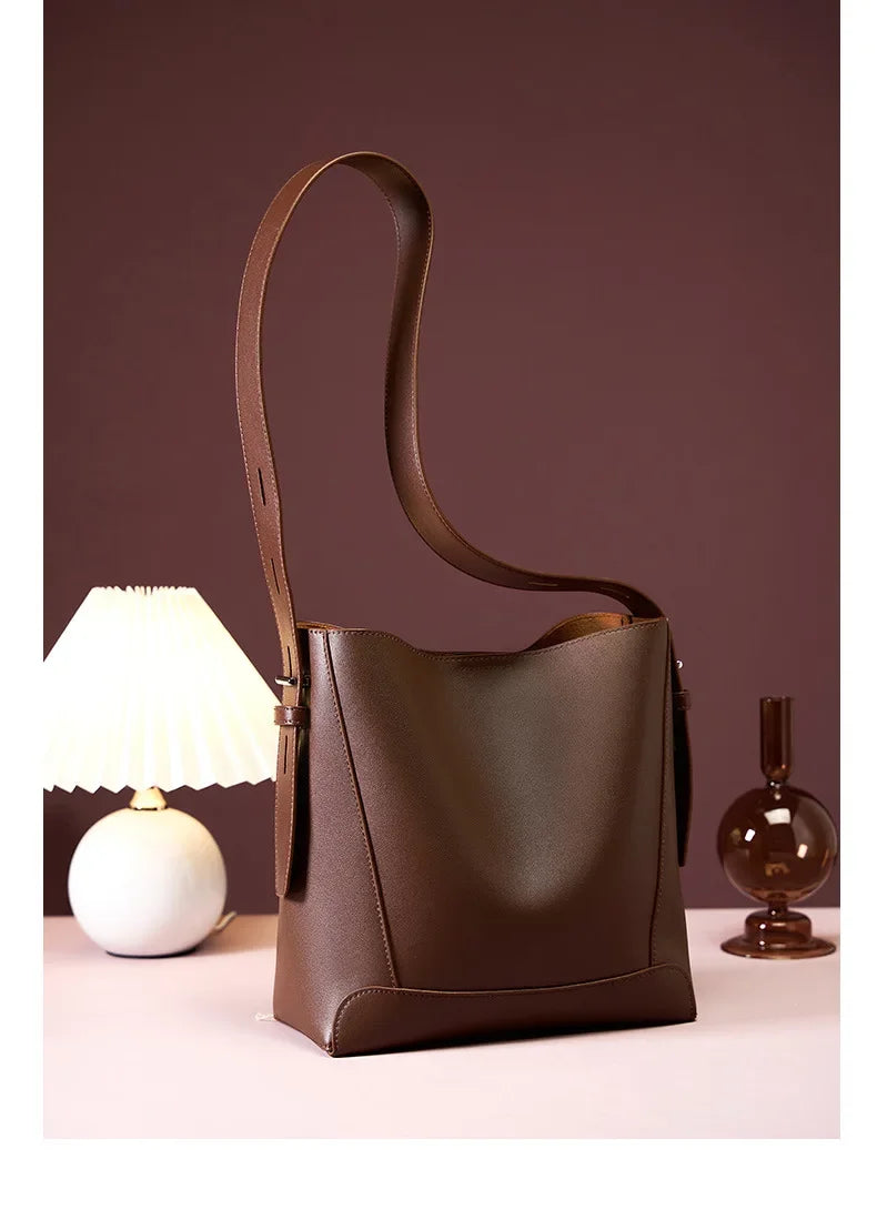 tine™ – Elegant shoulder bag in sand shade with strap-inspired handle