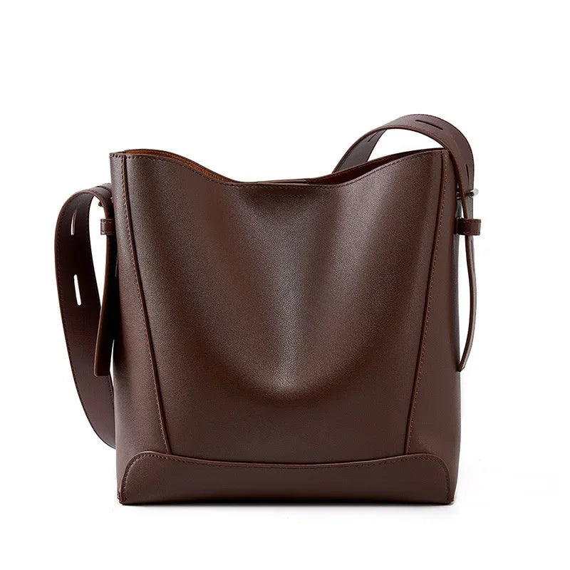 tine™ – Elegant shoulder bag in sand shade with strap-inspired handle