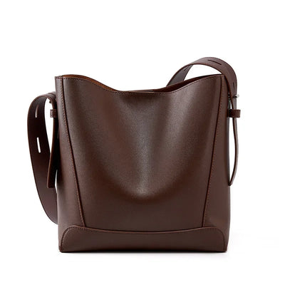 tine™ – Elegant shoulder bag in sand shade with strap-inspired handle
