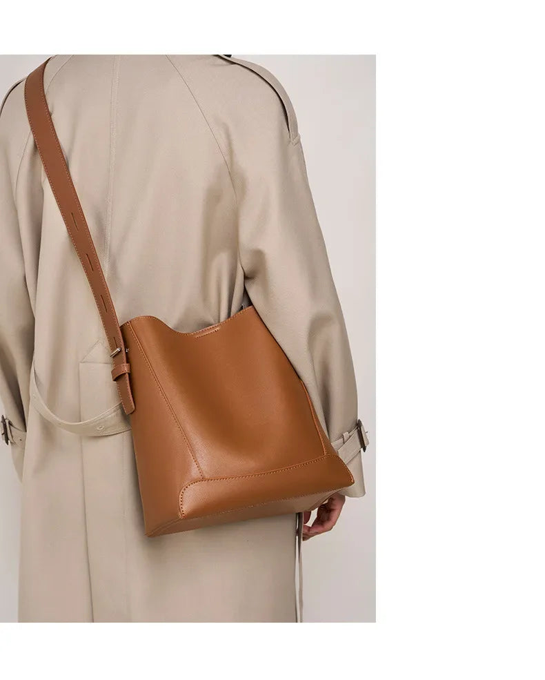 tine™ – Elegant shoulder bag in sand shade with strap-inspired handle