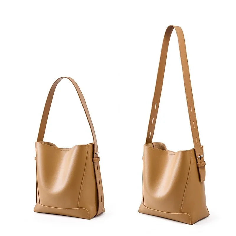 tine™ – Elegant shoulder bag in sand shade with strap-inspired handle