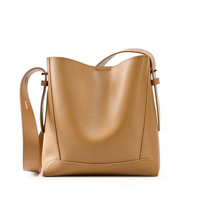 tine™ – Elegant shoulder bag in sand shade with strap-inspired handle