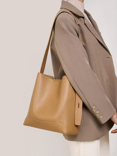 tine™ – Elegant shoulder bag in sand shade with strap-inspired handle