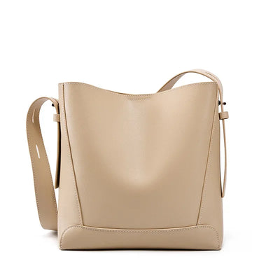 tine™ – Elegant shoulder bag in sand shade with strap-inspired handle