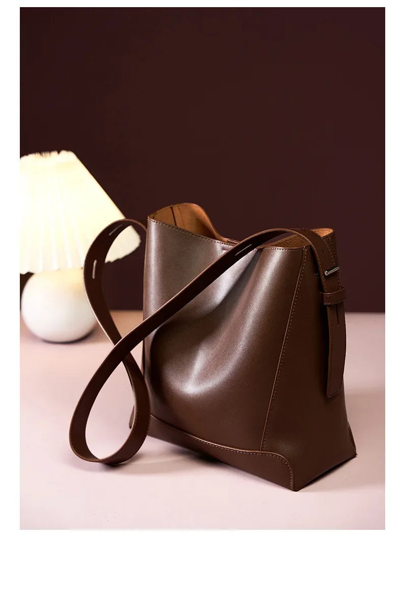 tine™ – Elegant shoulder bag in sand shade with strap-inspired handle