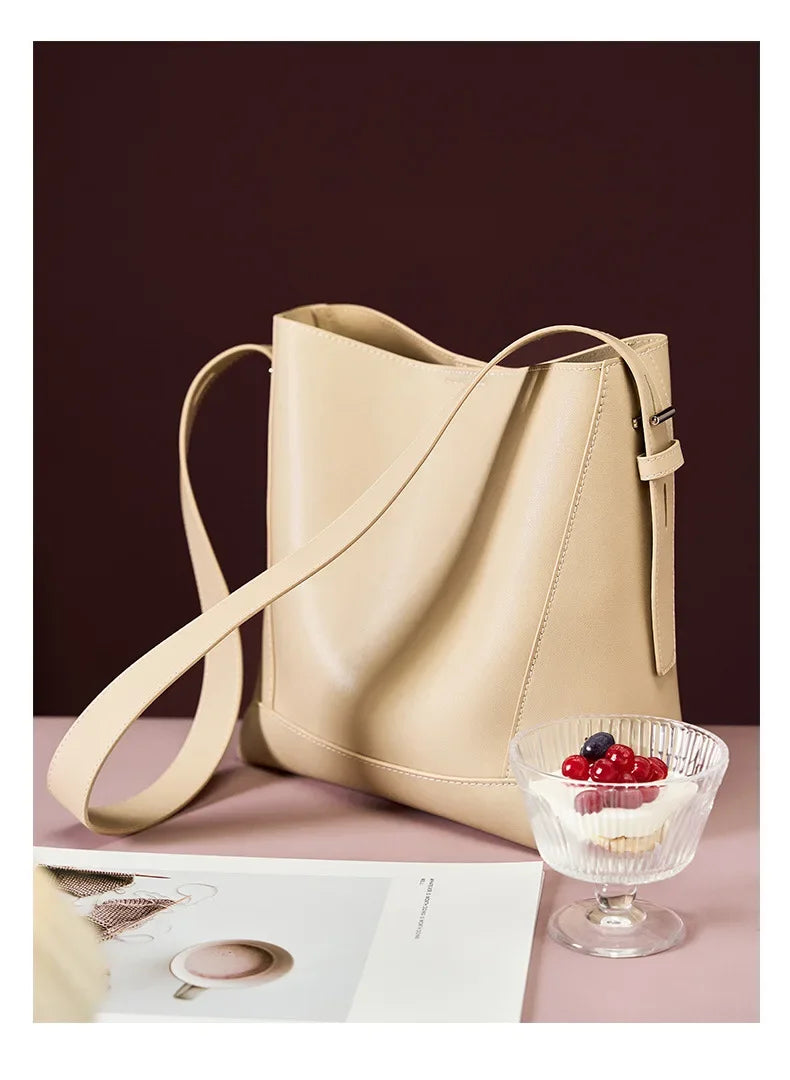 tine™ – Elegant shoulder bag in sand shade with strap-inspired handle