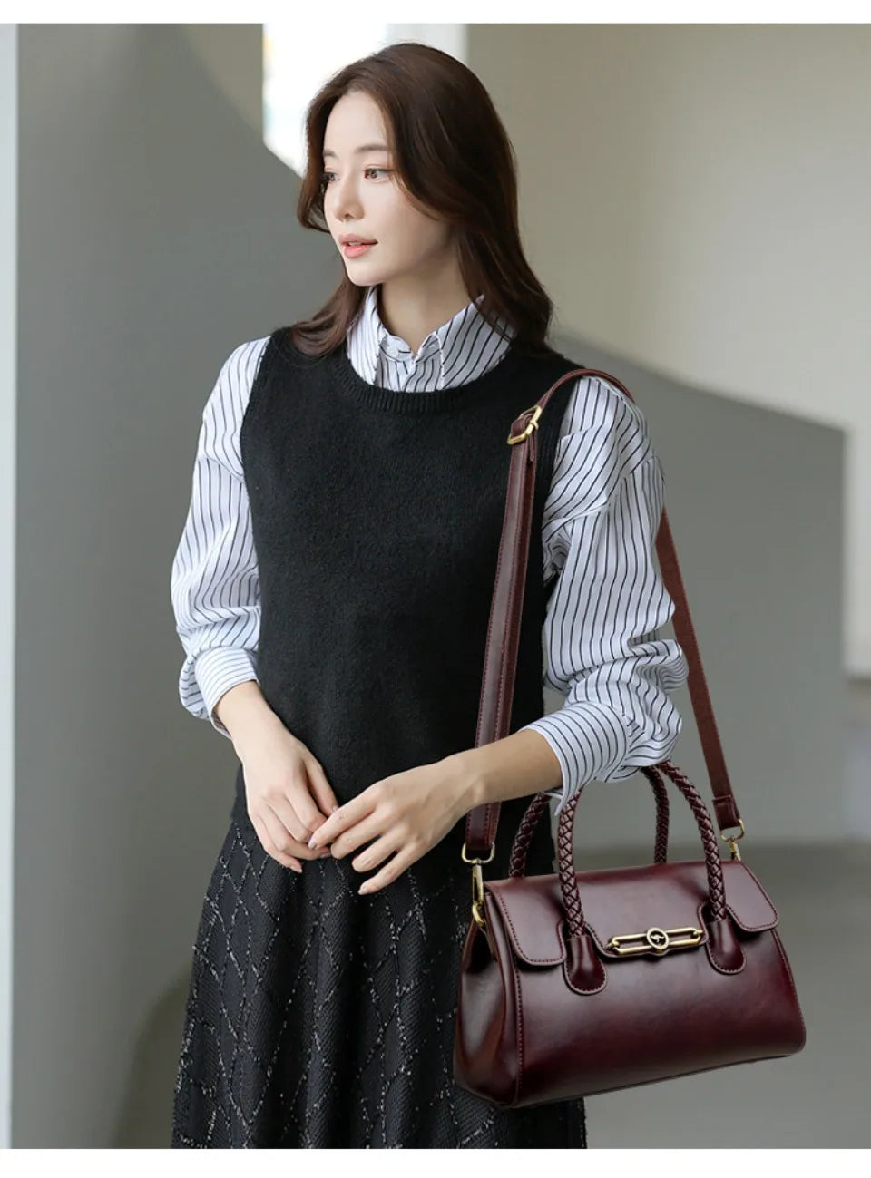 ronja™ – Classic Handbag with Woven Handle and Gold Accents